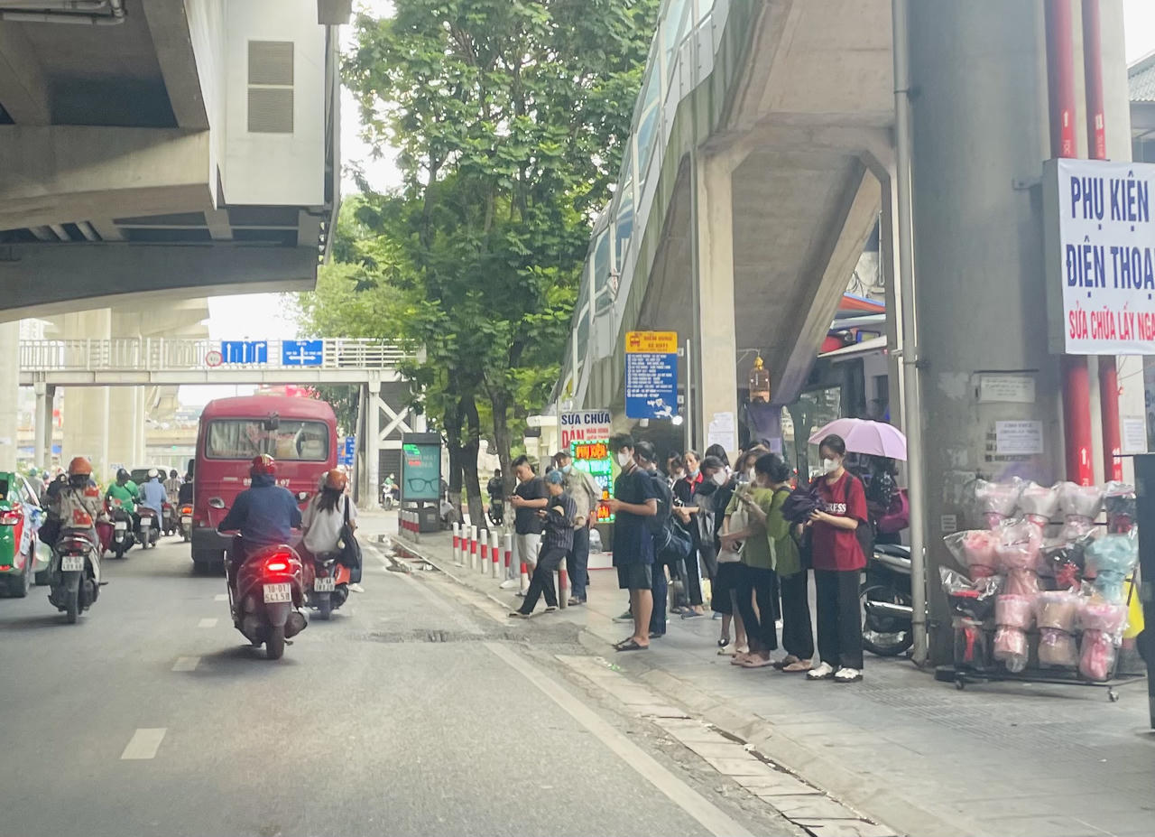 Nhiều nhà chờ xe buýt Hà Nội nhếch nhác, xuống cấp