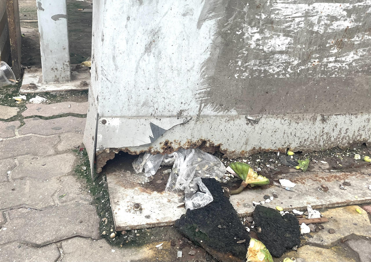 Nhiều nhà chờ xe buýt Hà Nội nhếch nhác, xuống cấp