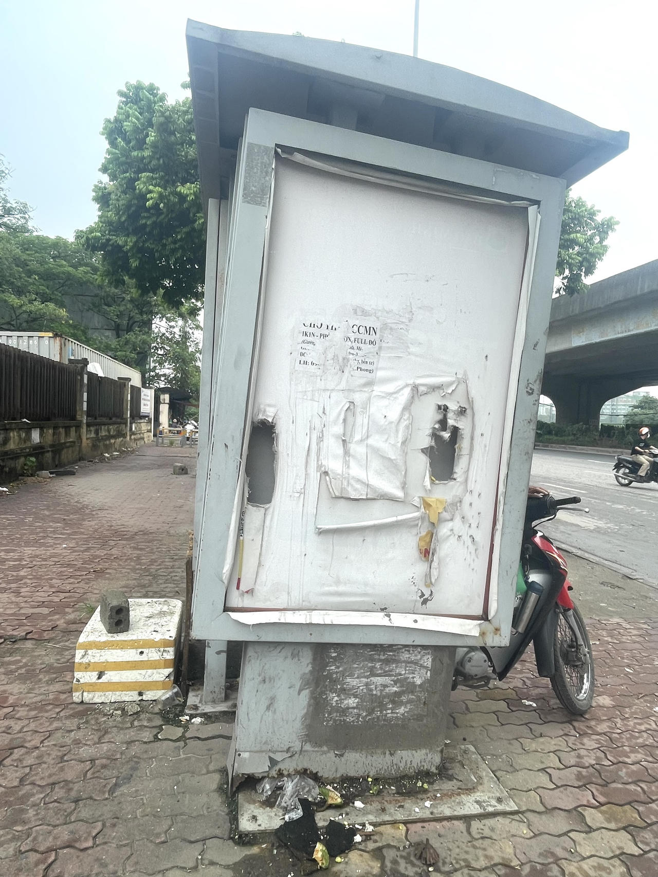 Nhiều nhà chờ xe buýt Hà Nội nhếch nhác, xuống cấp