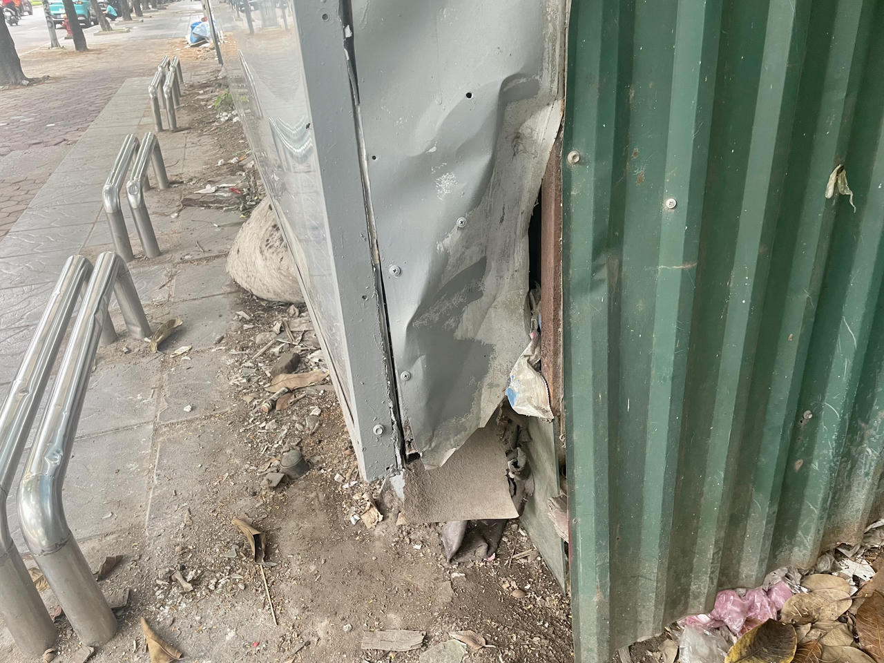 Nhiều nhà chờ xe buýt Hà Nội nhếch nhác, xuống cấp