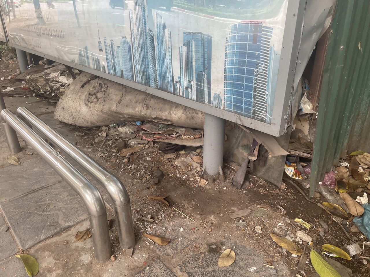 Nhiều nhà chờ xe buýt Hà Nội nhếch nhác, xuống cấp