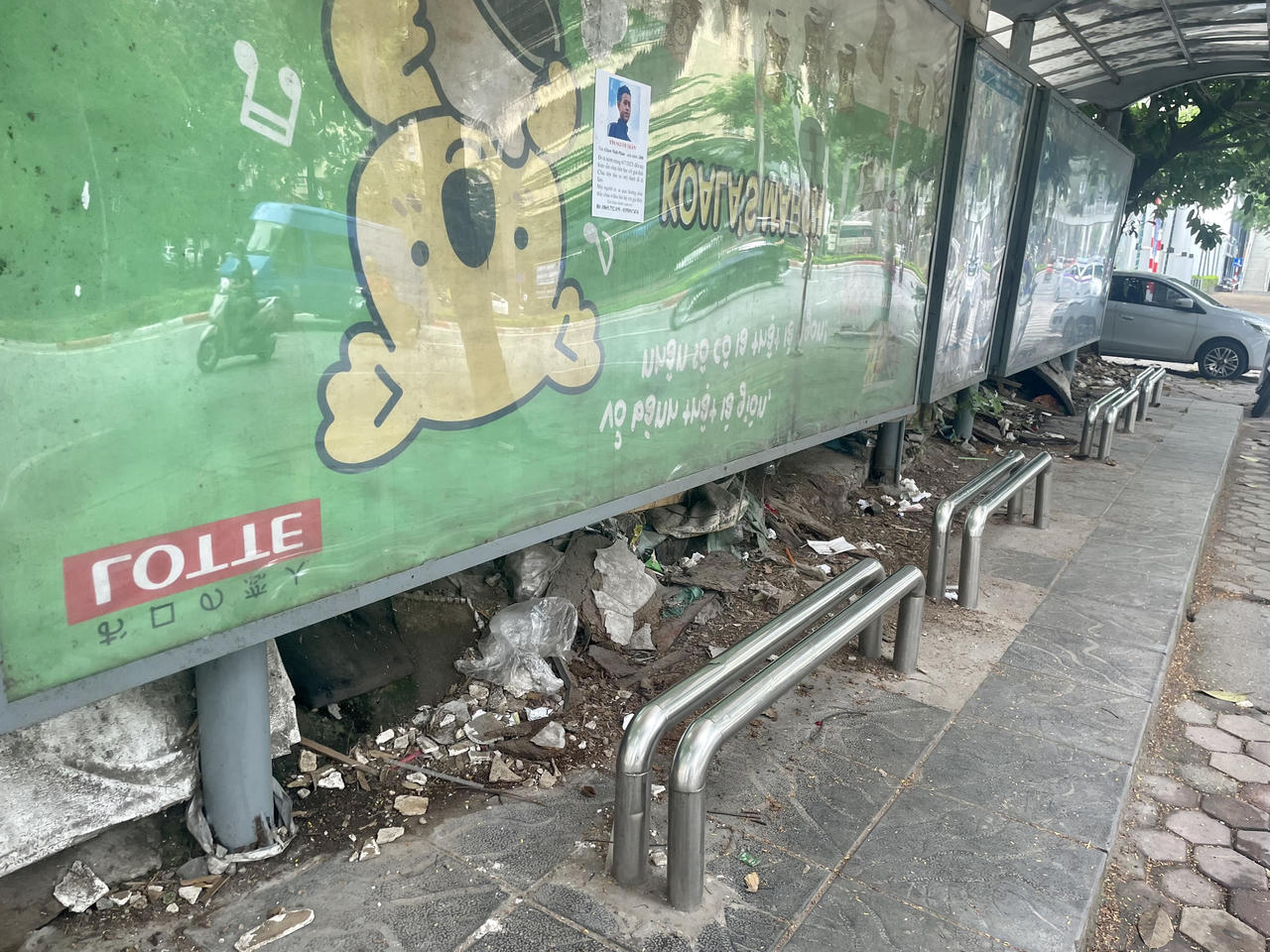 Nhiều nhà chờ xe buýt Hà Nội nhếch nhác, xuống cấp