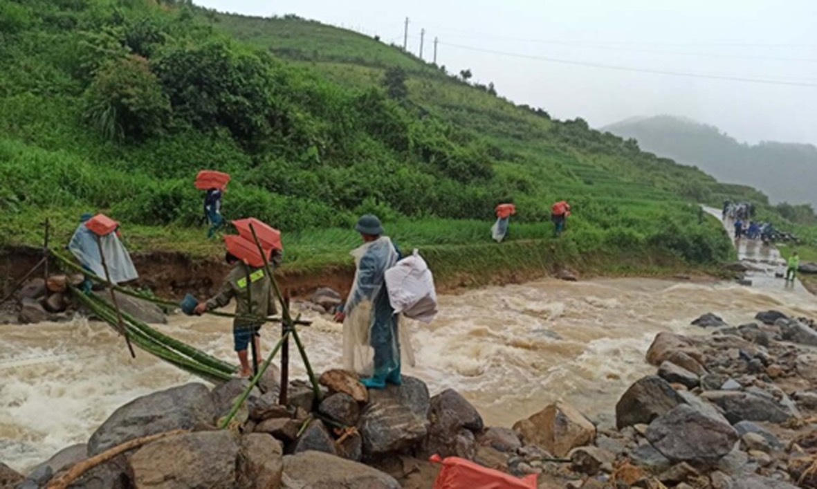 Lực lượng vũ trang Quân khu 2 giúp dân khắc phục hậu quả mưa lũ