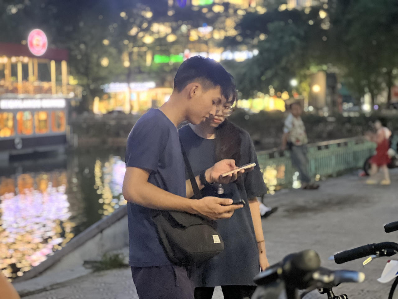 Người Hà Nội thích thú trải nghiệm xe đạp công cộng chỉ từ 5.000 đồng