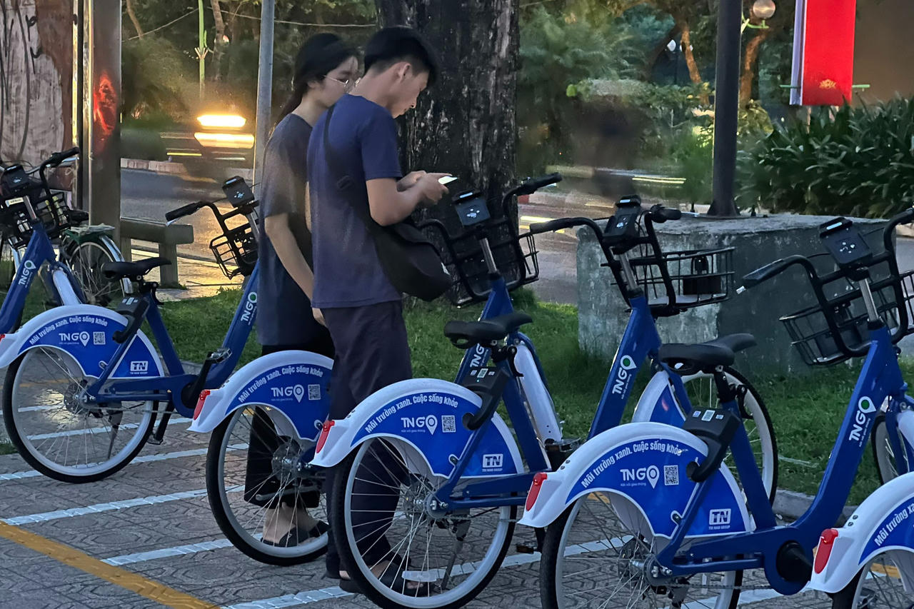 Người Hà Nội thích thú trải nghiệm xe đạp công cộng chỉ từ 5.000 đồng