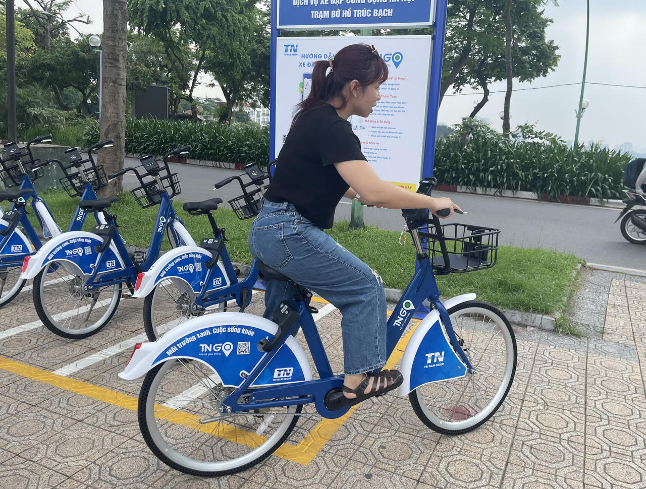 Người Hà Nội thích thú trải nghiệm xe đạp công cộng chỉ từ 5.000 đồng