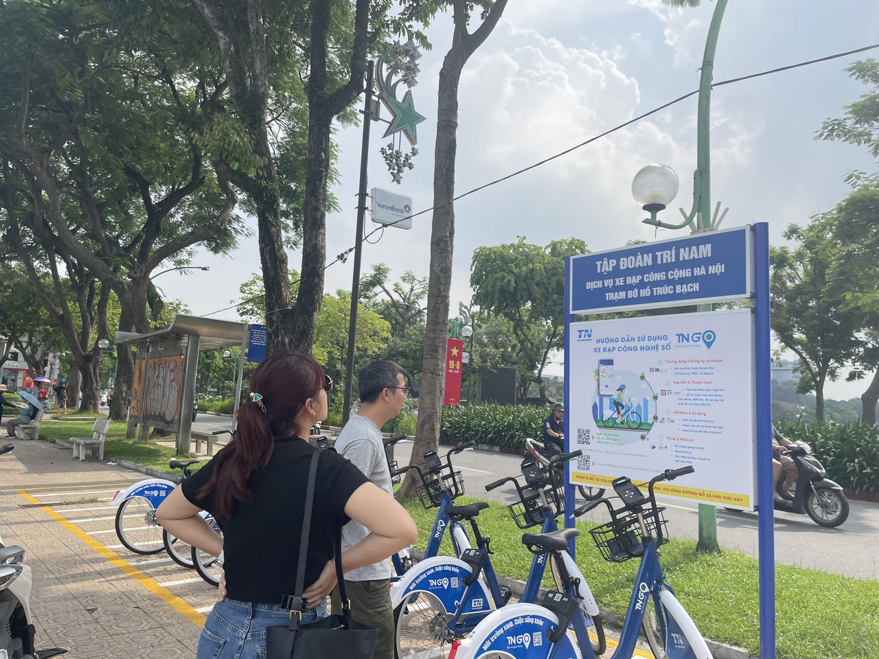 Người Hà Nội thích thú trải nghiệm xe đạp công cộng chỉ từ 5.000 đồng