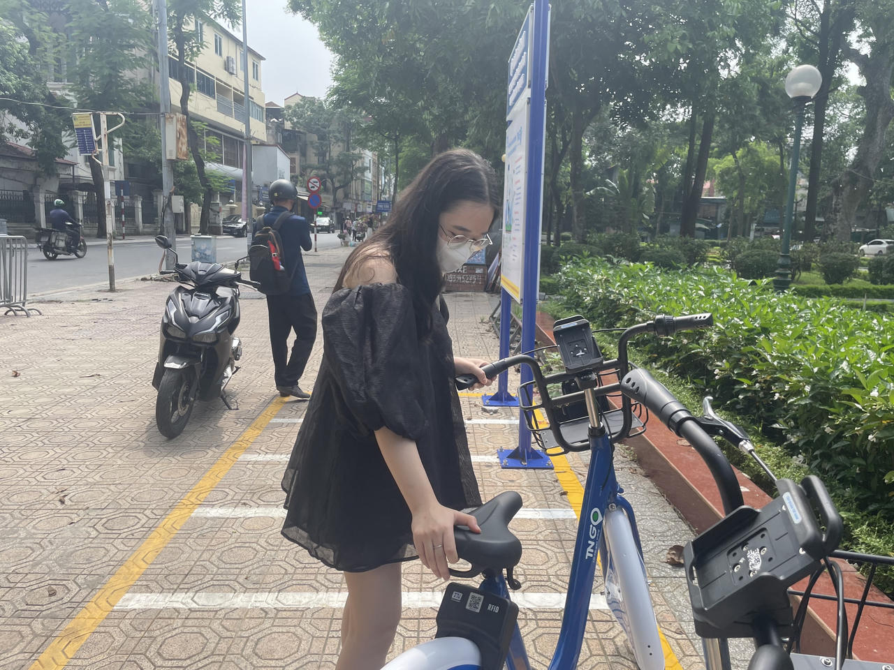 Người Hà Nội thích thú trải nghiệm xe đạp công cộng chỉ từ 5.000 đồng