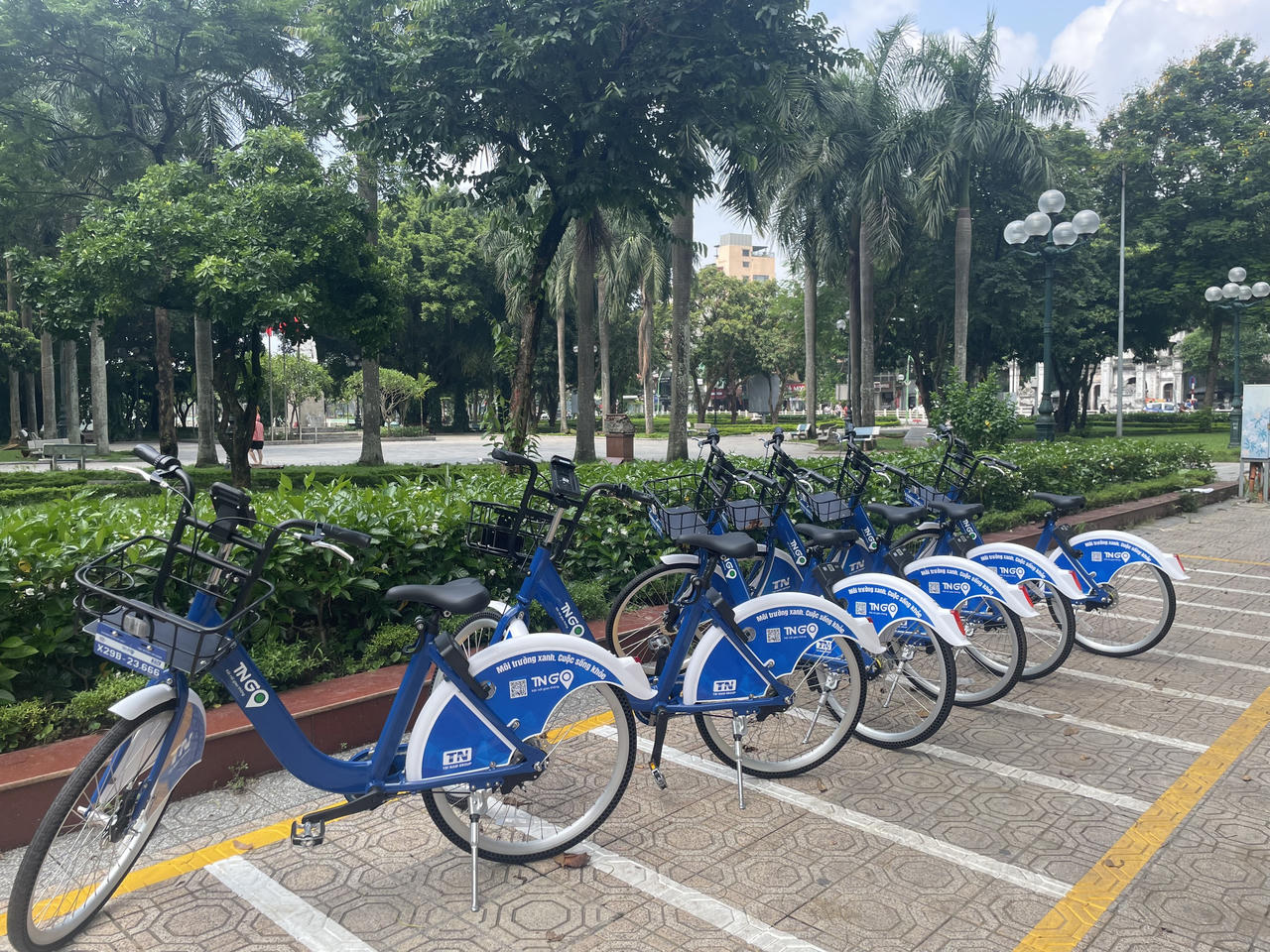 Người Hà Nội thích thú trải nghiệm xe đạp công cộng chỉ từ 5.000 đồng