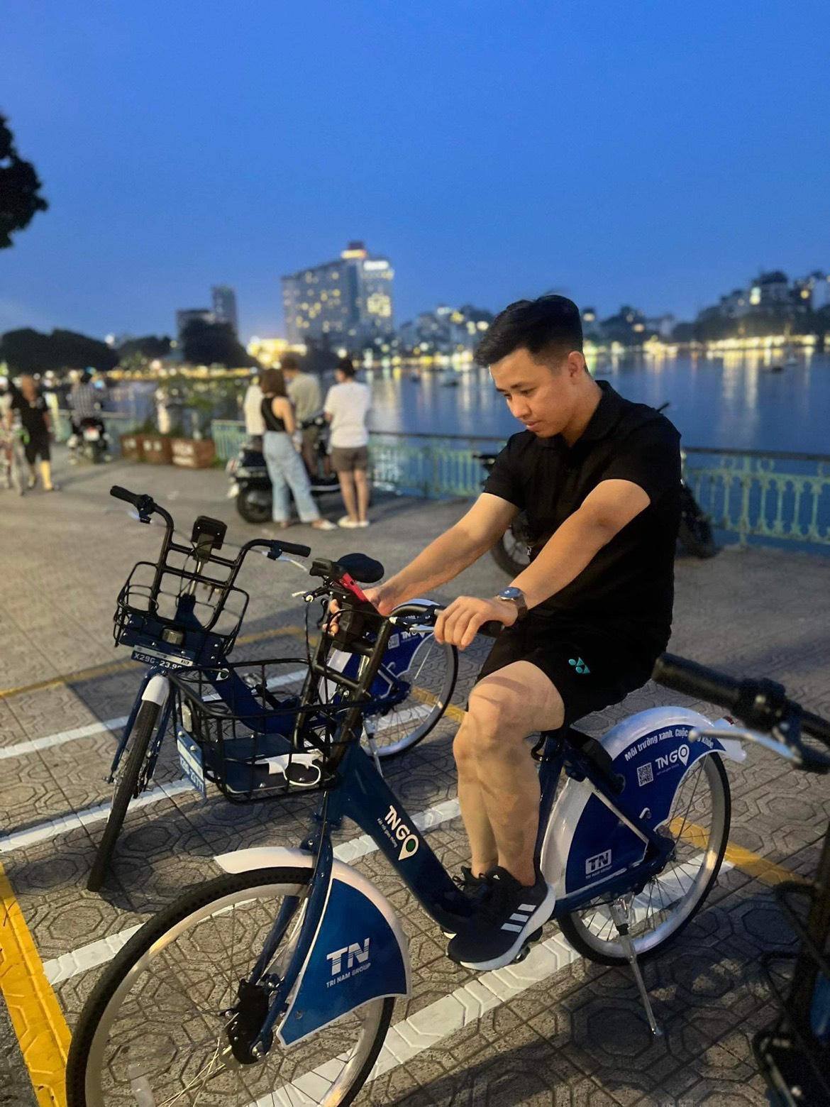 Người Hà Nội thích thú trải nghiệm xe đạp công cộng chỉ từ 5.000 đồng