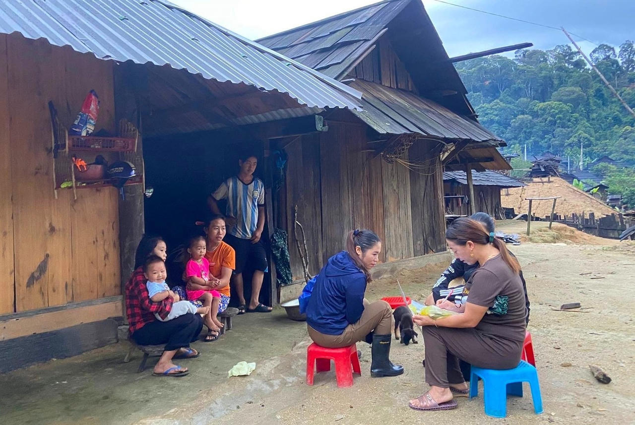 Lội bùn, vượt núi vận động học sinh đến trường