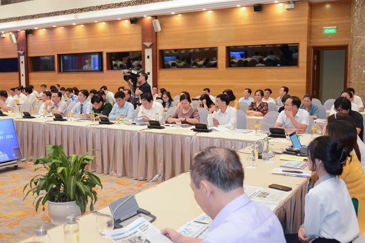 Thủ tướng: Tiếp tục nghiên cứu đổi mới SGK, nhanh chóng tăng phụ cấp cho giáo viên 