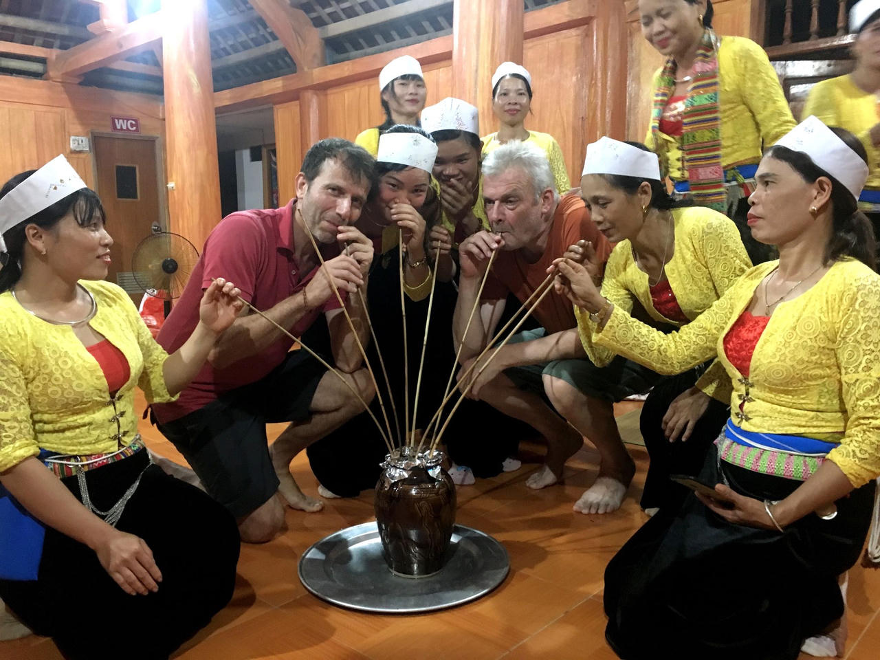 Hòa cùng bản làng dân tộc Mường