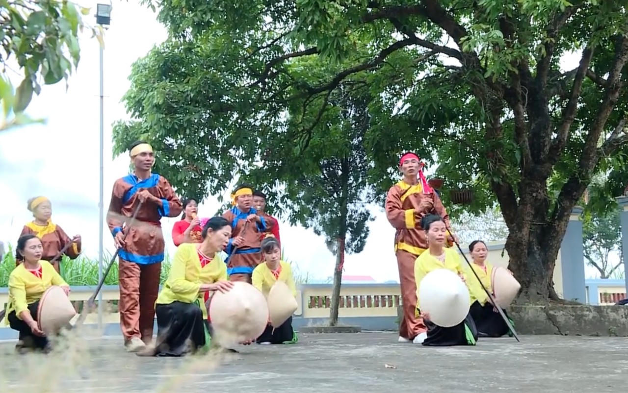 “Vũ điệu cờ lau”, hát đúm hút hồn du khách