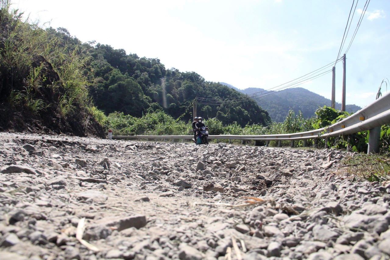 Việc nâng cấp đường lên cửa khẩu quốc tế Nam Giang gặp khó trong huy động vốn