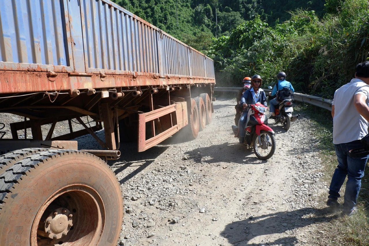 Việc nâng cấp đường lên cửa khẩu quốc tế Nam Giang gặp khó trong huy động vốn