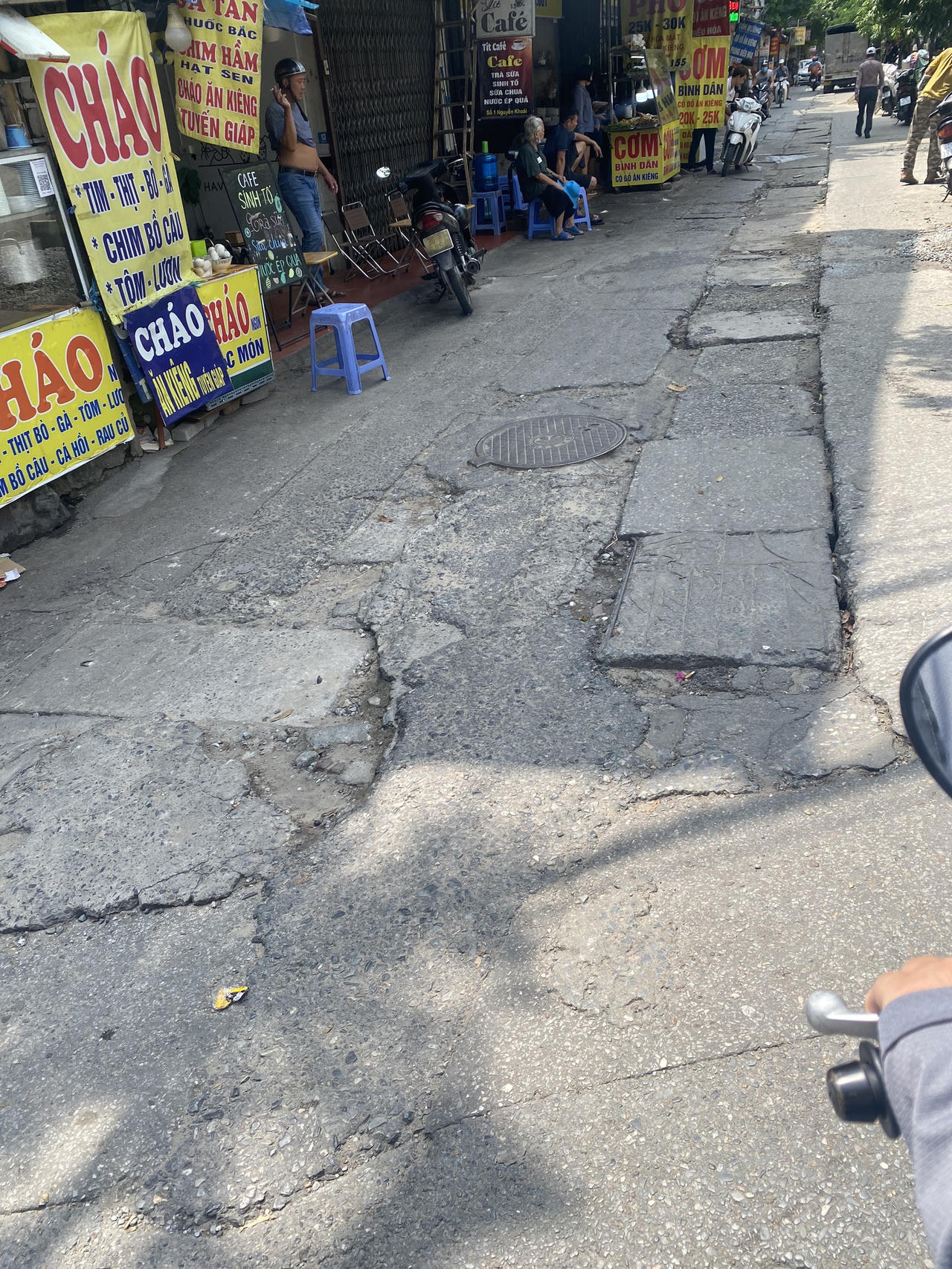 Hà Nội: Đoạn đường chân đê Nguyễn Khoái xuống cấp