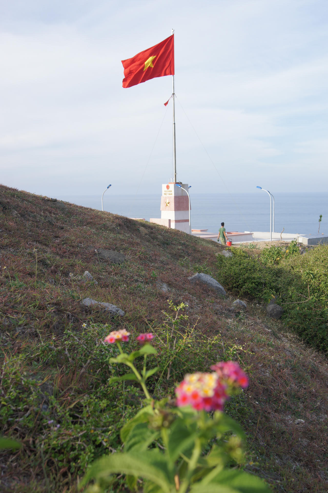 Cờ Tổ quốc tung bay khắp mọi miền