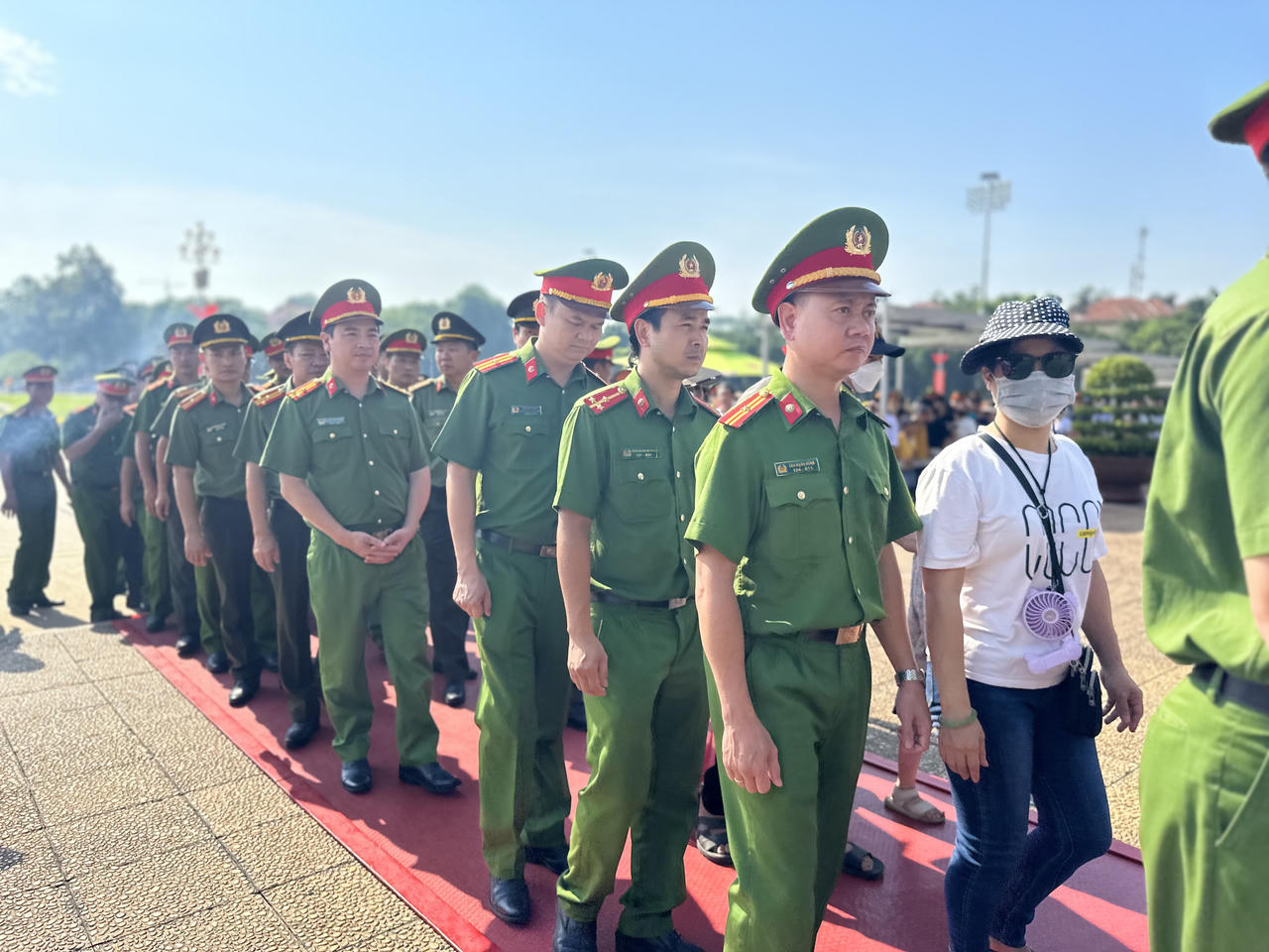 Xúc động hình ảnh hàng vạn người xếp hàng vào Lăng viếng Bác sáng 2/9