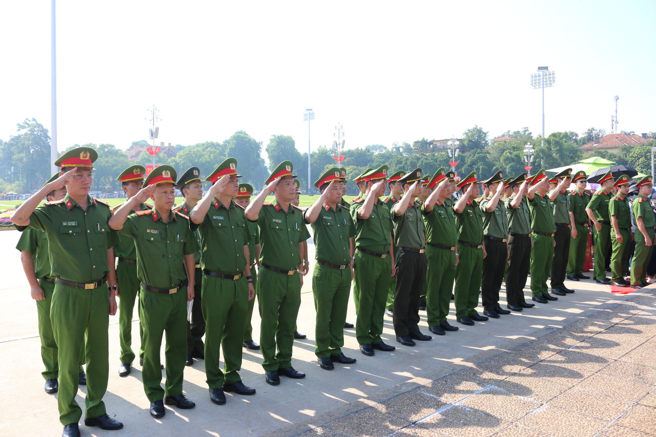 Xúc động hình ảnh hàng vạn người xếp hàng vào Lăng viếng Bác sáng 2/9