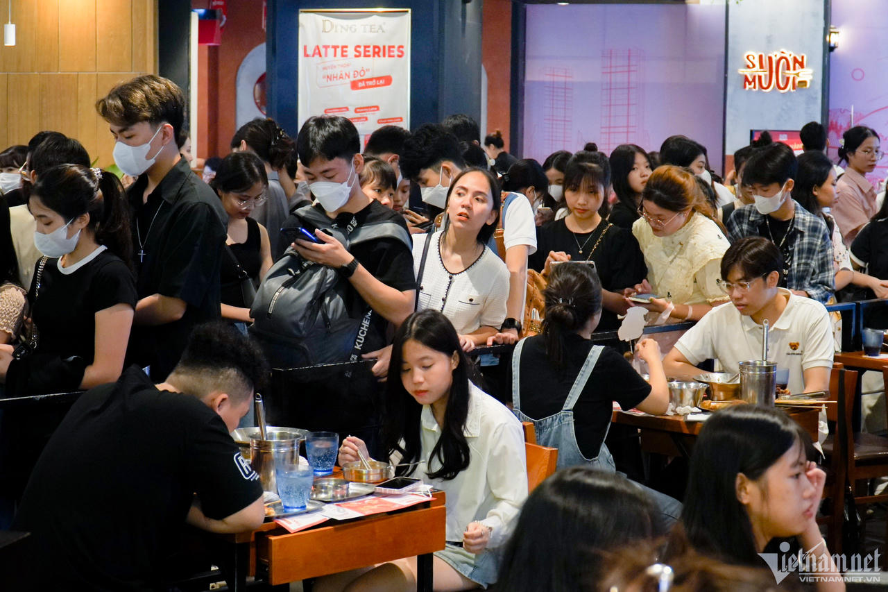 Đông nghịt người tại các tuyến phố, công viên, trung tâm Hà Nội thương mại dịp 2/9