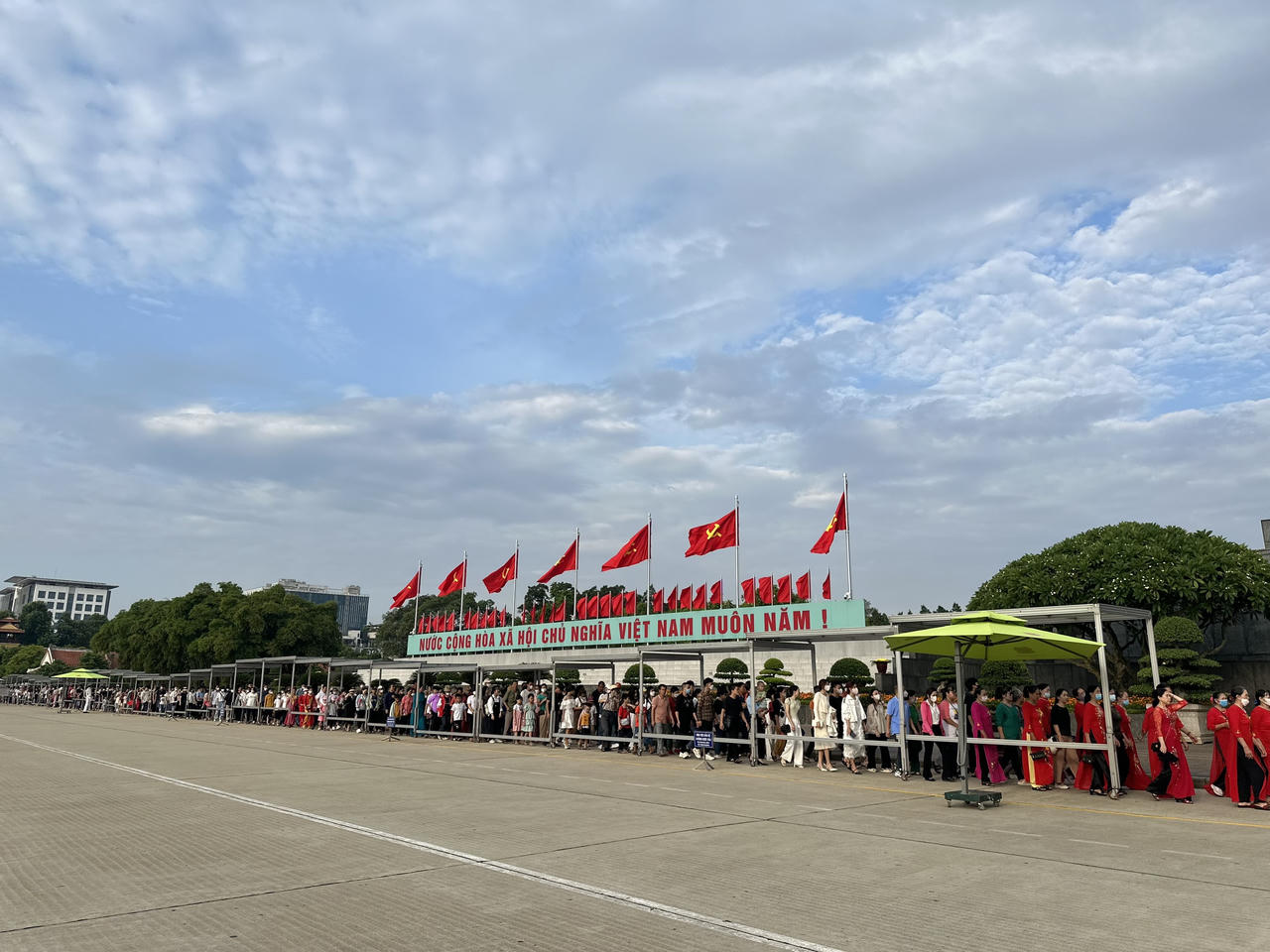 Xúc động hình ảnh hàng vạn người xếp hàng vào Lăng viếng Bác sáng 2/9