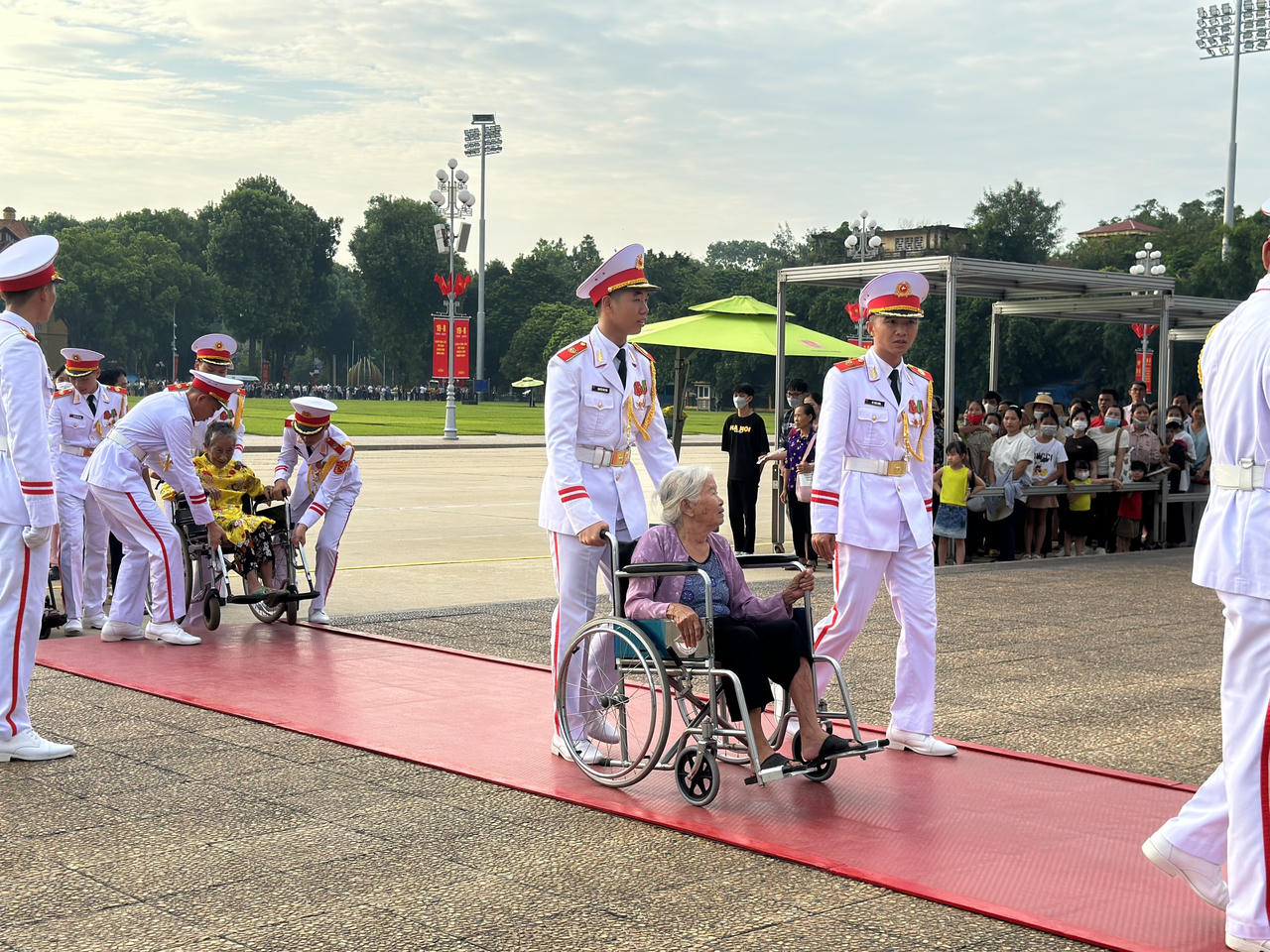 Xúc động hình ảnh hàng vạn người xếp hàng vào Lăng viếng Bác sáng 2/9