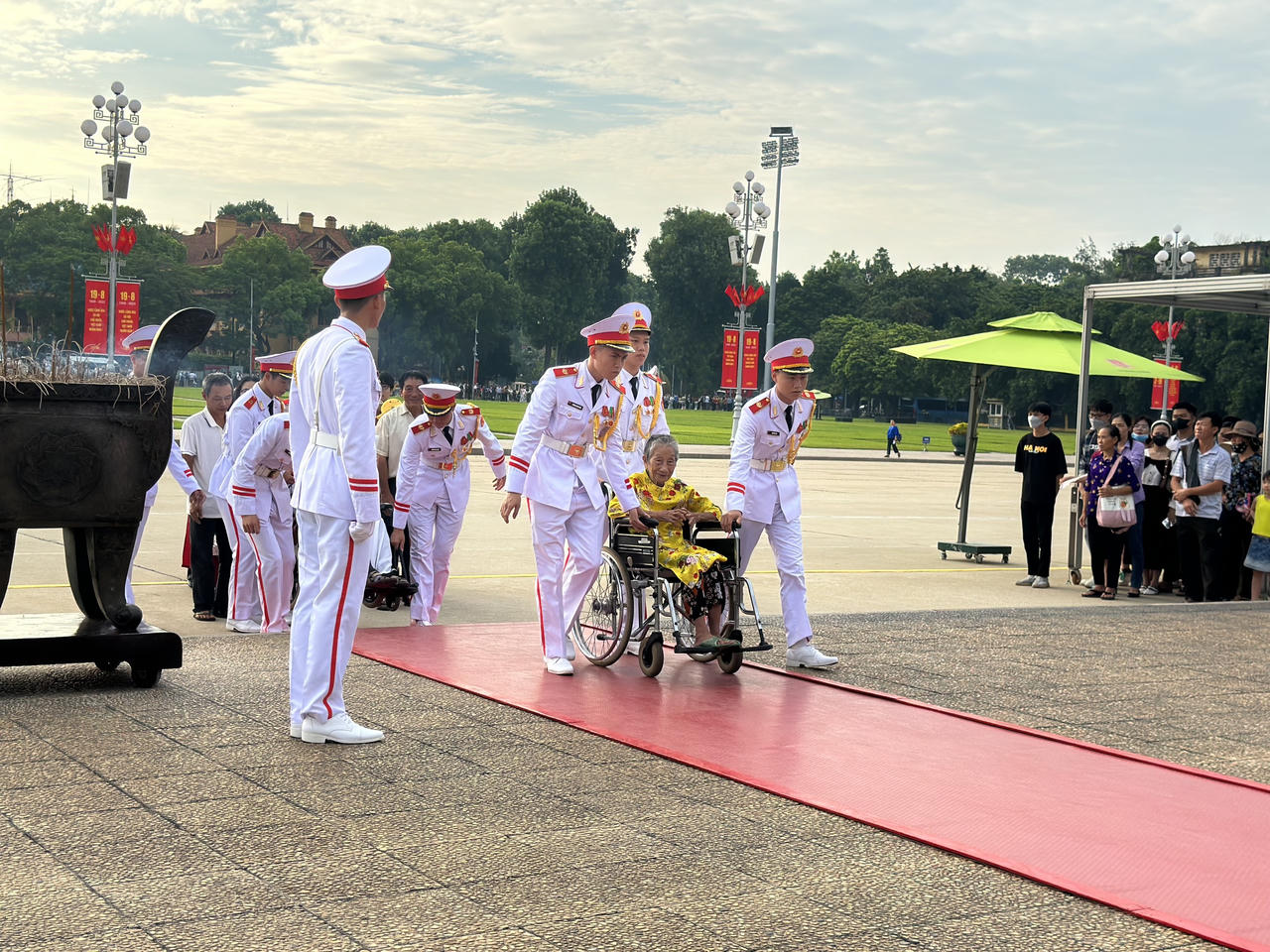 Xúc động hình ảnh hàng vạn người xếp hàng vào Lăng viếng Bác sáng 2/9