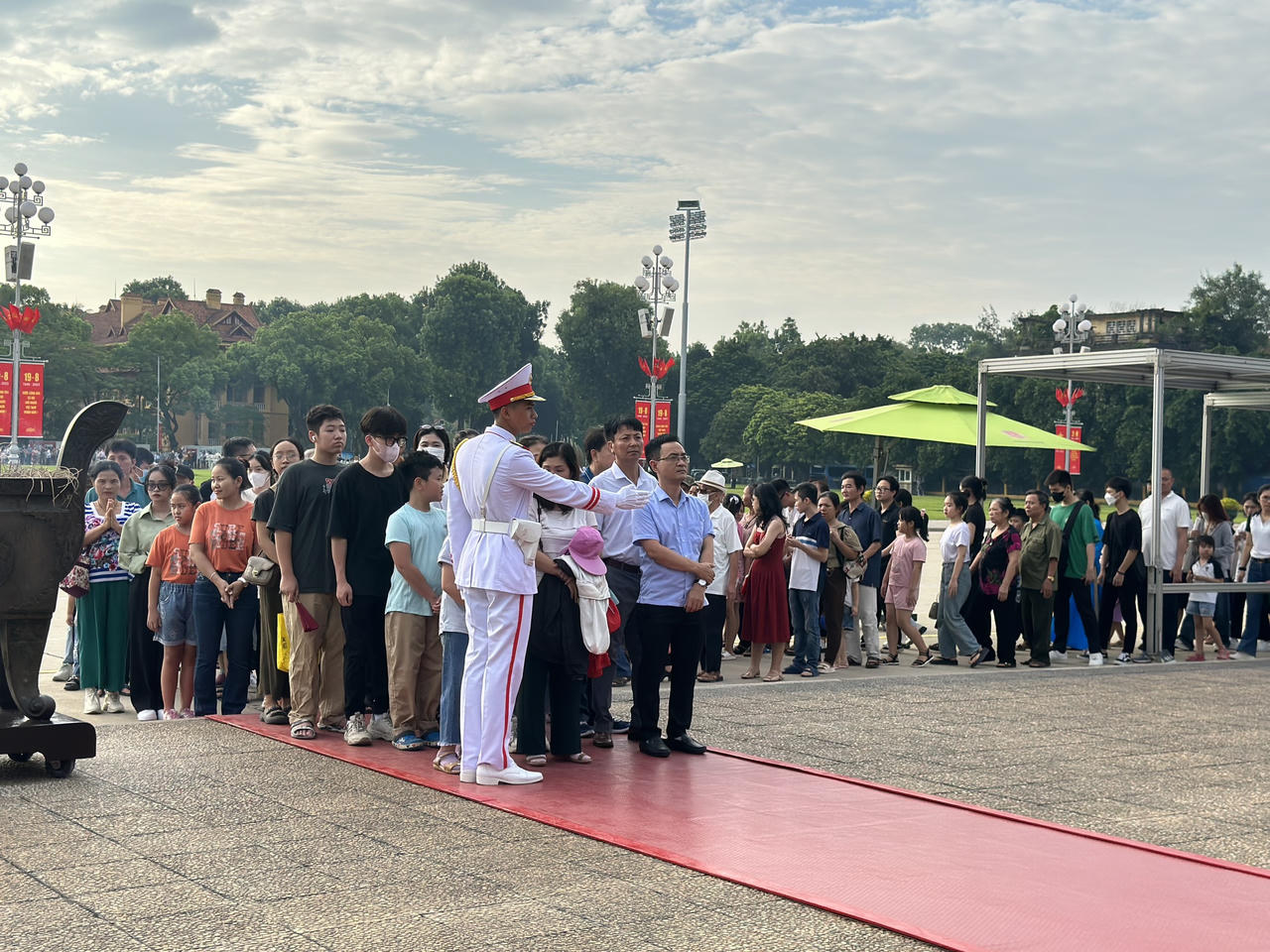 Xúc động hình ảnh hàng vạn người xếp hàng vào Lăng viếng Bác sáng 2/9