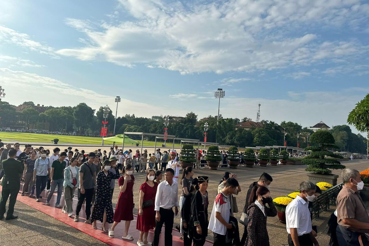 Xúc động hình ảnh hàng vạn người xếp hàng vào Lăng viếng Bác sáng 2/9