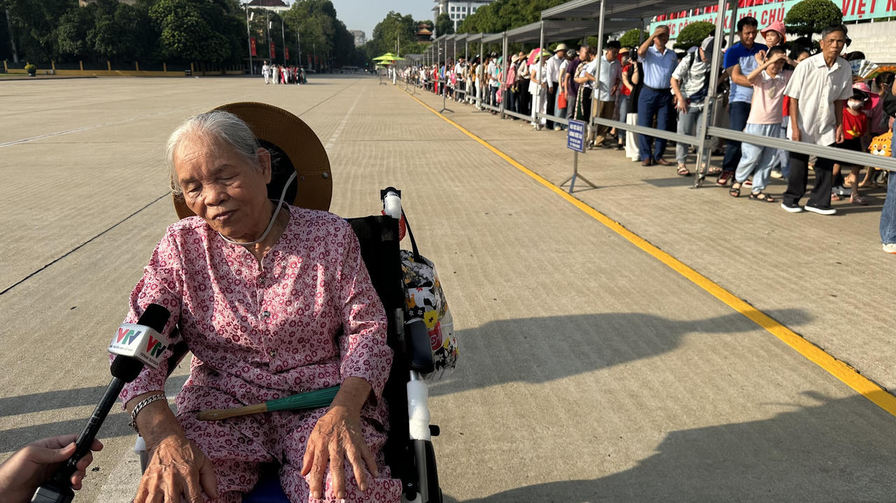 Xúc động hình ảnh hàng vạn người xếp hàng vào Lăng viếng Bác sáng 2/9