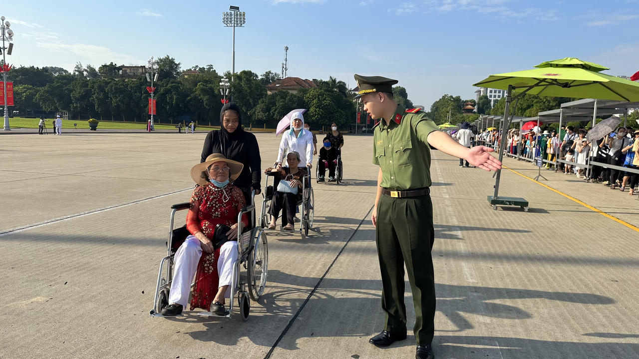 Xúc động hình ảnh hàng vạn người xếp hàng vào Lăng viếng Bác sáng 2/9