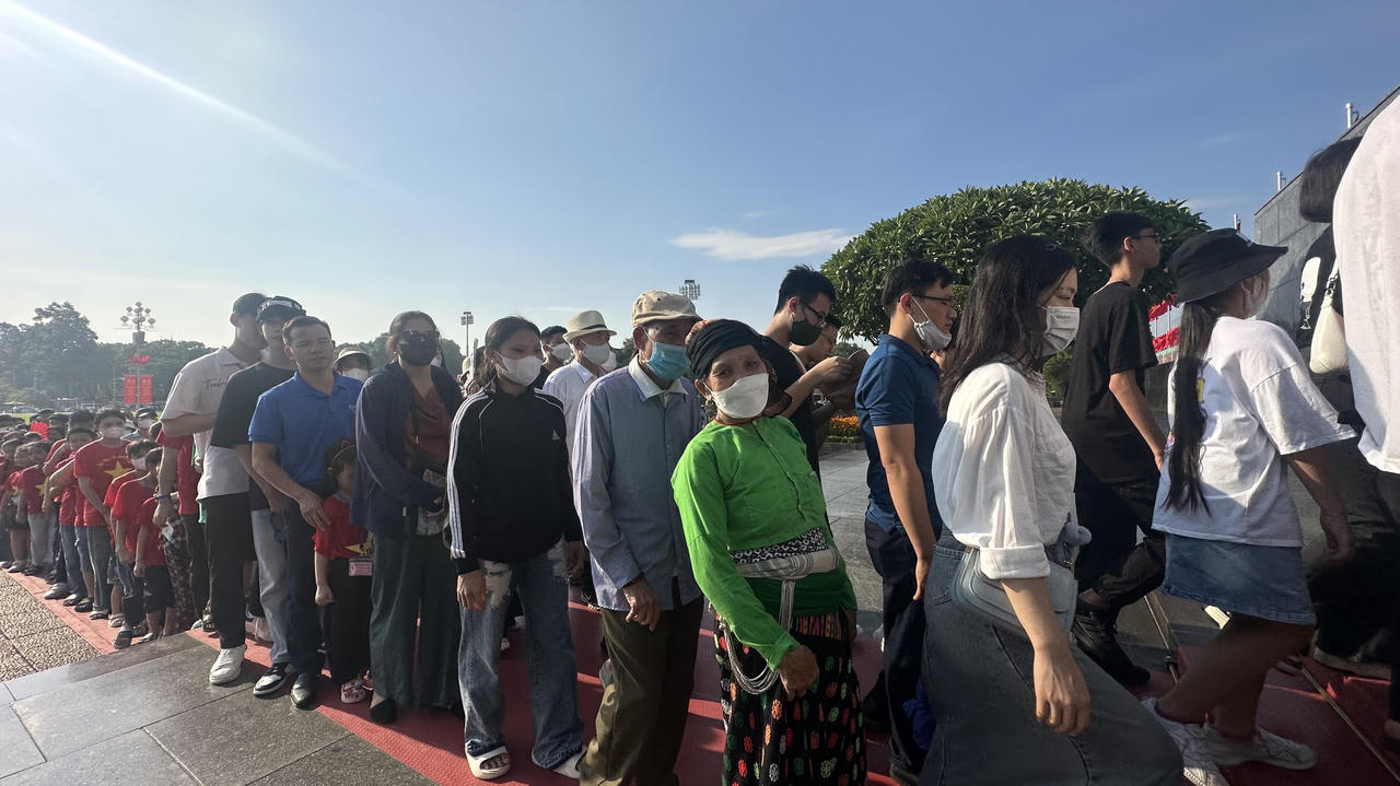 Xúc động hình ảnh hàng vạn người xếp hàng vào Lăng viếng Bác sáng 2/9