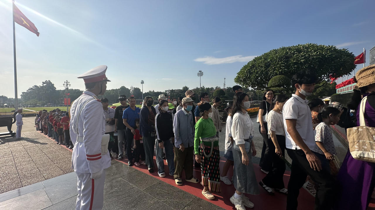 Xúc động hình ảnh hàng vạn người xếp hàng vào Lăng viếng Bác sáng 2/9