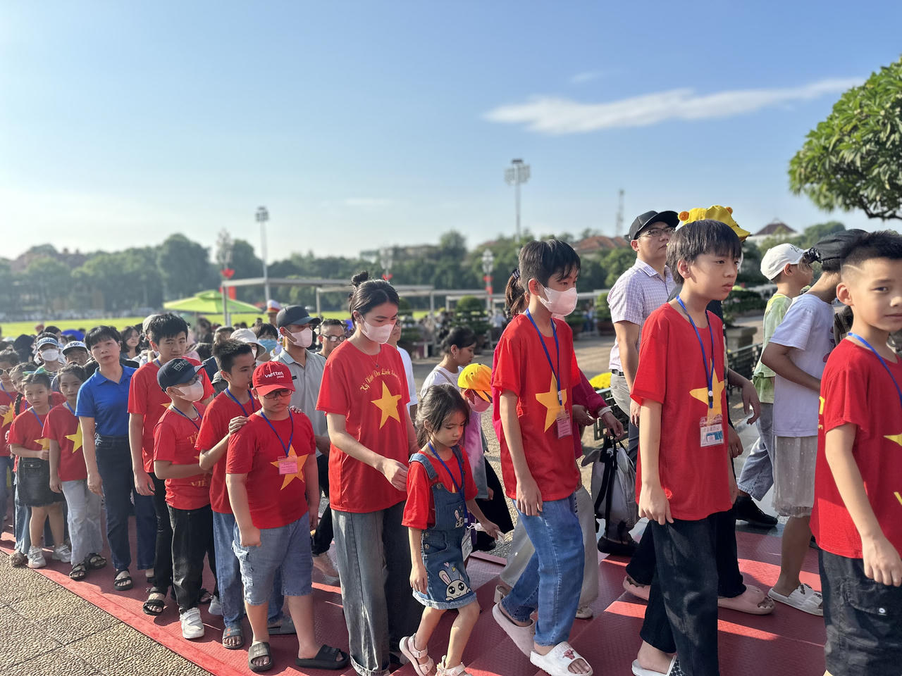 Xúc động hình ảnh hàng vạn người xếp hàng vào Lăng viếng Bác sáng 2/9