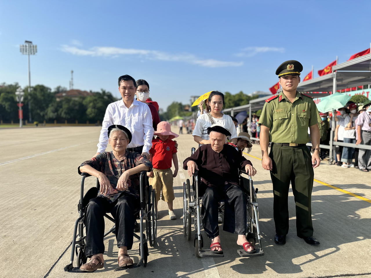 Xúc động hình ảnh hàng vạn người xếp hàng vào Lăng viếng Bác sáng 2/9