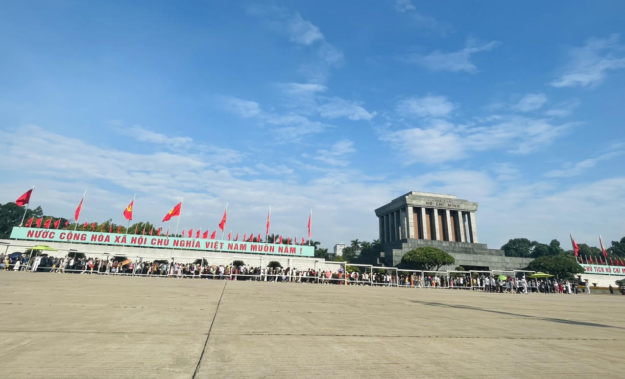 Xúc động hình ảnh hàng vạn người xếp hàng vào Lăng viếng Bác sáng 2/9