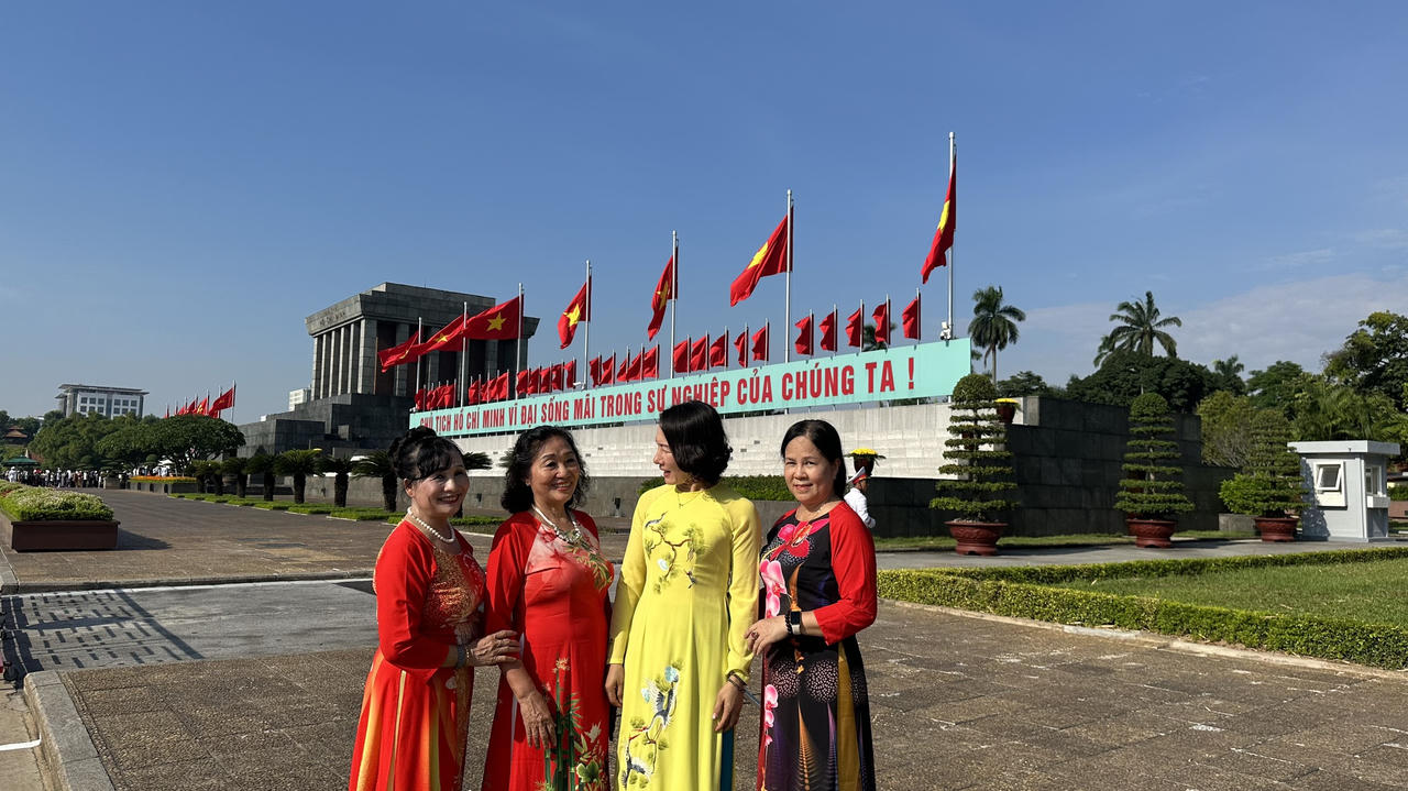 Xúc động hình ảnh hàng vạn người xếp hàng vào Lăng viếng Bác sáng 2/9