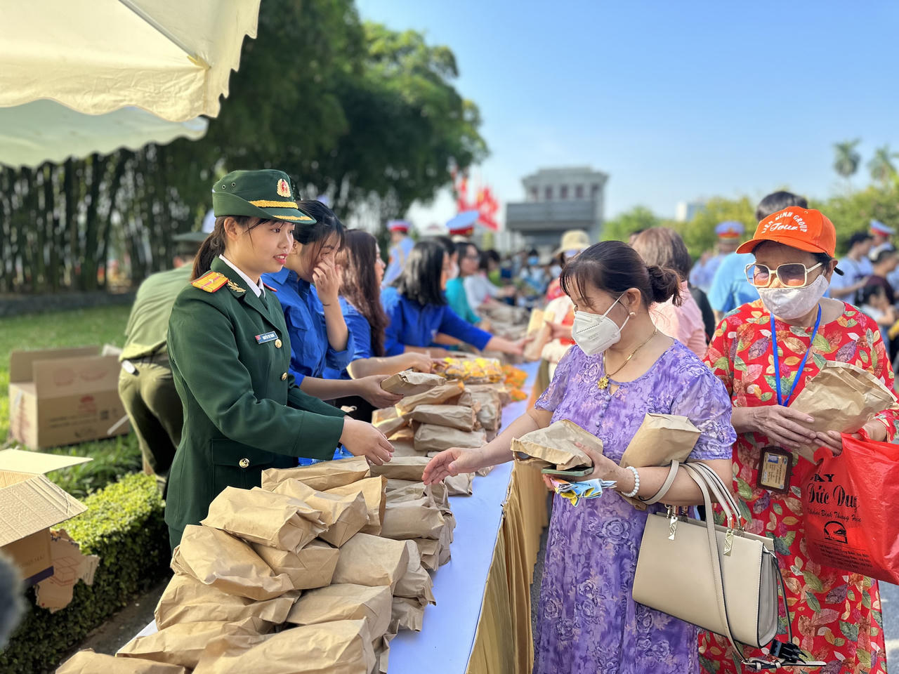 Xúc động hình ảnh hàng vạn người xếp hàng vào Lăng viếng Bác sáng 2/9