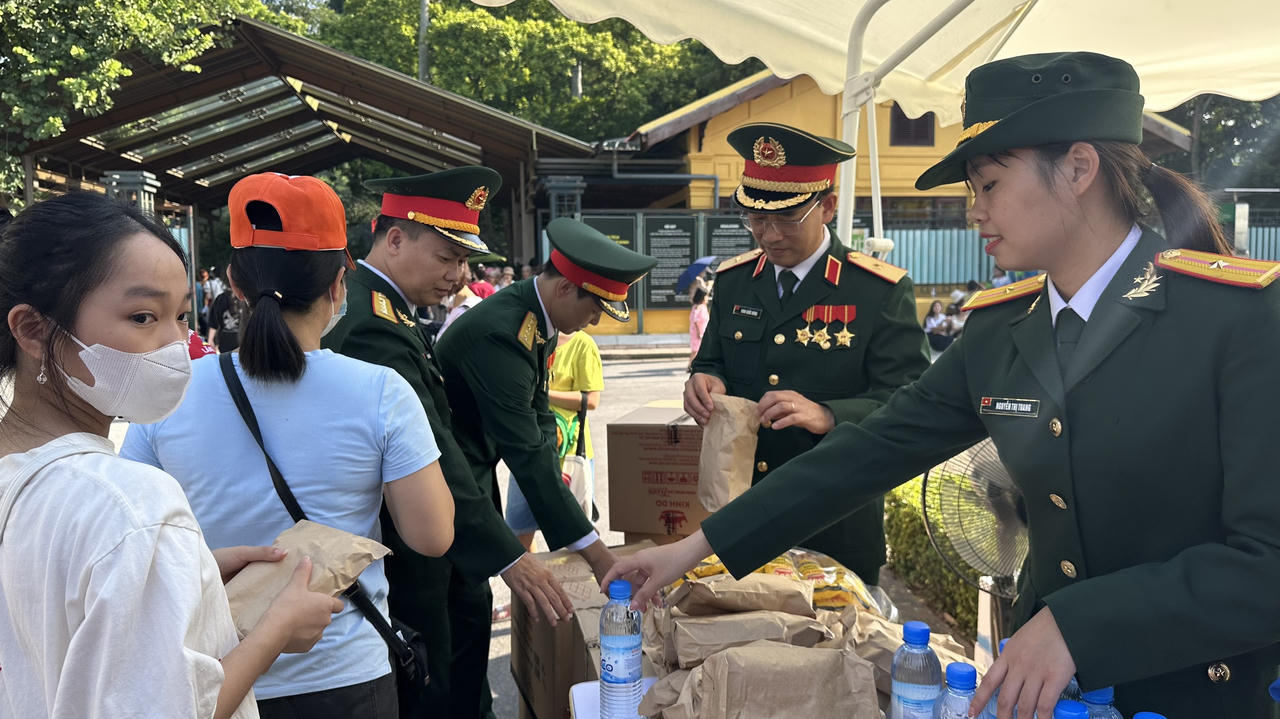 Xúc động hình ảnh hàng vạn người xếp hàng vào Lăng viếng Bác sáng 2/9