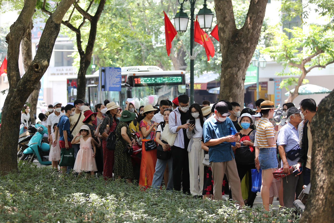 Đông nghịt người tại các tuyến phố, công viên, trung tâm Hà Nội thương mại dịp 2/9