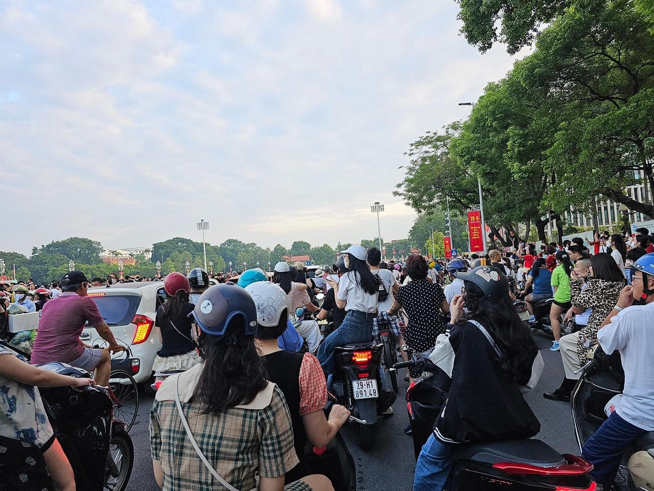 Đông nghịt người tại các tuyến phố, công viên, trung tâm Hà Nội thương mại dịp 2/9