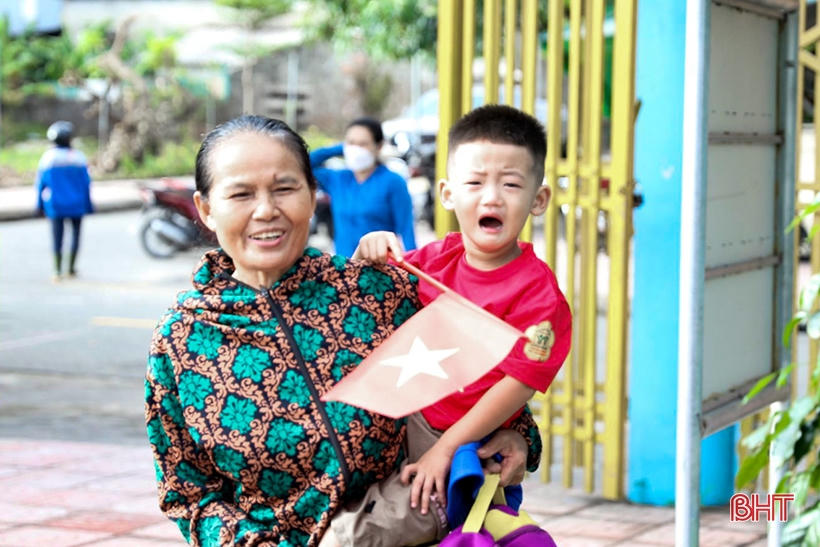 Muôn vàn biểu cảm của học sinh trong ngày đầu đến trường