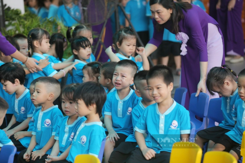 Muôn vàn biểu cảm của học sinh trong ngày đầu đến trường