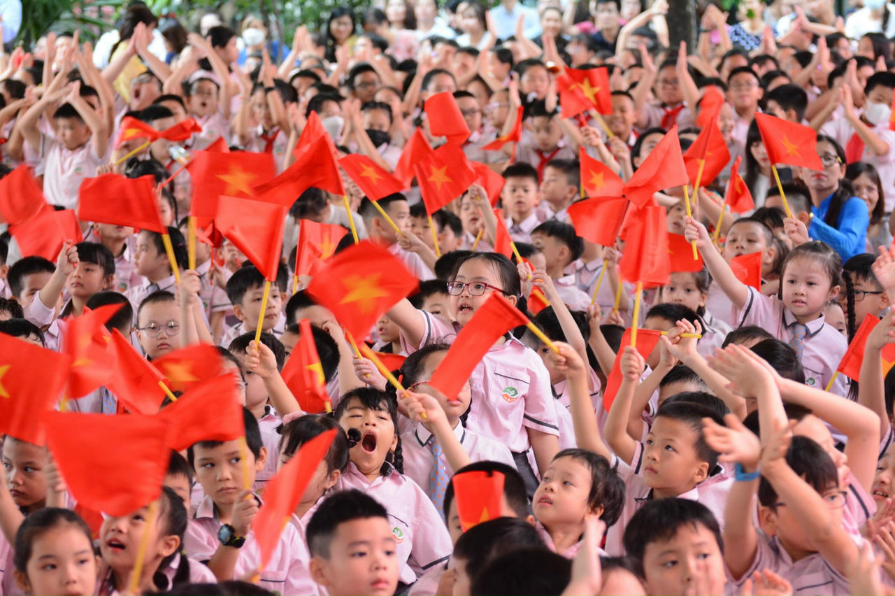 Muôn vàn biểu cảm của học sinh trong ngày đầu đến trường