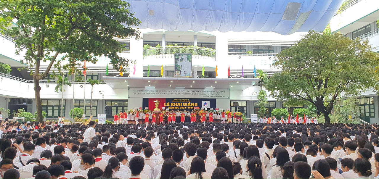 Học sinh Hà Nội phấn khởi, rạng rỡ trong Ngày hội đến trường