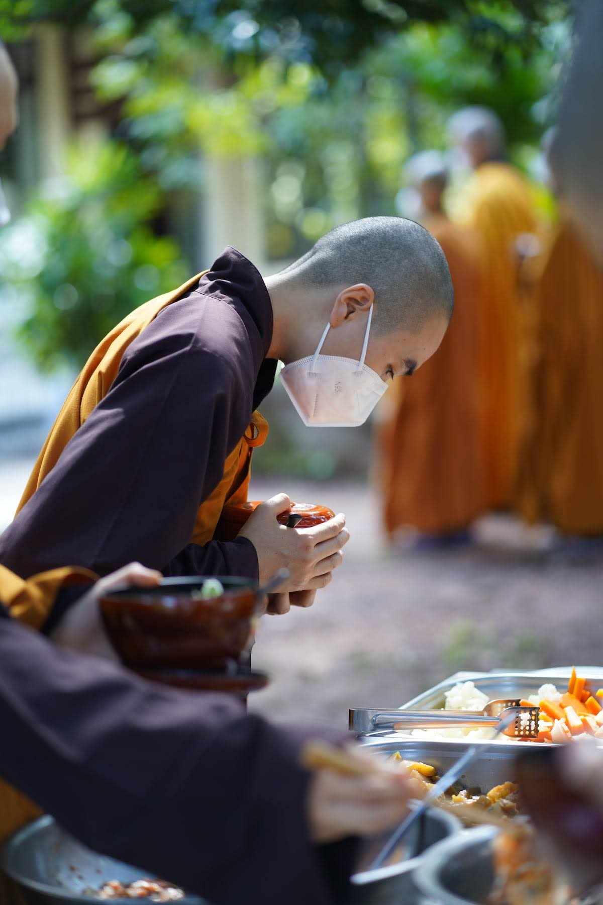 Tháng 'trò chuyện' với người đi xa