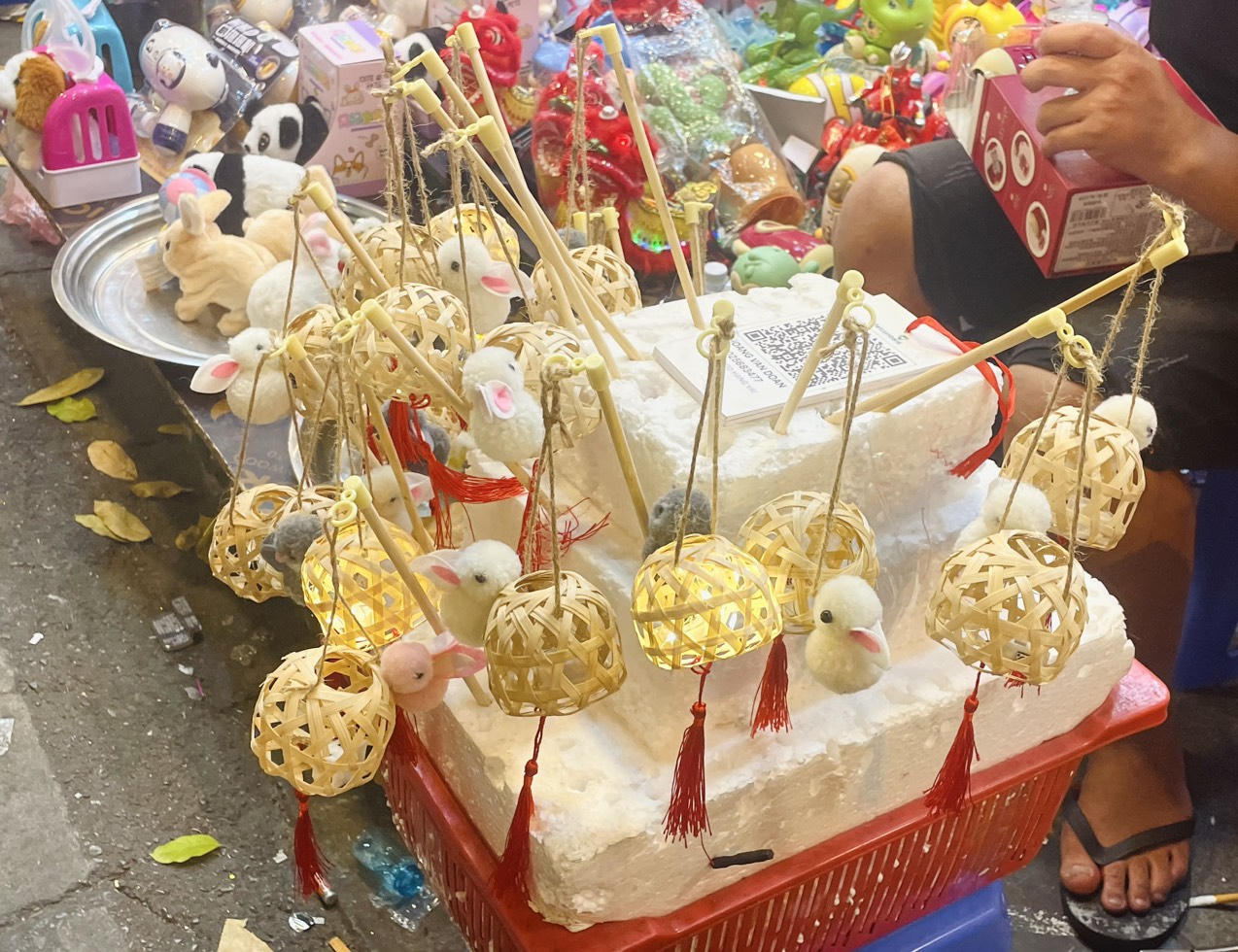 Mùa Trung thu 2023 lồng đèn mini 'lên ngôi', chỉ từ 30.000 đồng