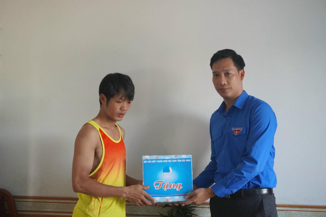 Tặng bằng khen nam shipper cứu người trong vụ cháy 'chung cư mini' phố Khương Hạ