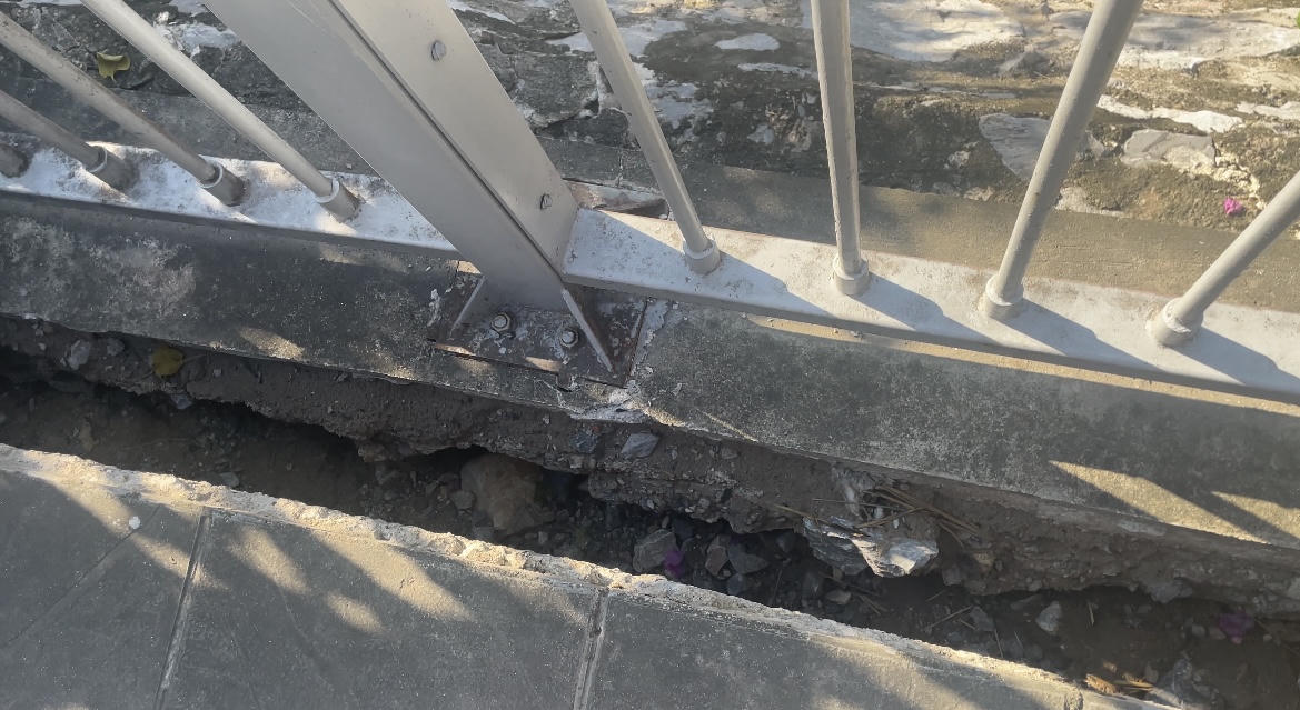 Vỉa hè đường Mạc Thái Tổ bất ngờ sụt lún